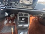 le tableau de bord d'une voiture, avec une radio et d'autres éléments
