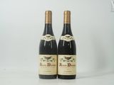 deux bouteilles de vin rouge posées sur une table blanche
