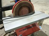 une machine posée sur une palette dans un entrepôt