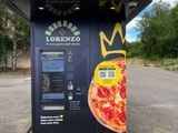 un distributeur automatique de pizzas au bord de la route