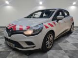 l'avant d'une voiture blanche ornée d'une bande rouge et blanche