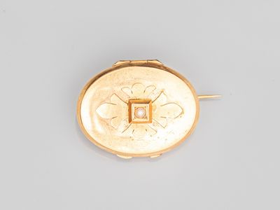 une image représentant une boucle d'oreille en or ornée d'un diamant au centre