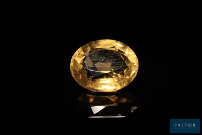 gros plan d'un diamant jaune sur une surface noire