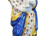 l'image d'une figurine représentant une femme tenant un enfant dans ses bras