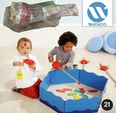 deux jeunes enfants qui jouent avec des jouets dans la pièce