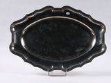 une image représentant une assiette en argent posée sur un support, sur fond blanc