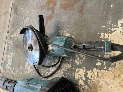 a small machine that is sitting on the floor next to a wall