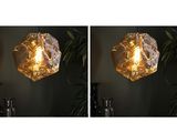 deux photos d'une lampe posée sur une table