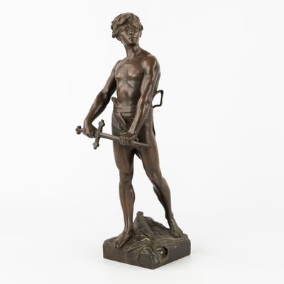 une statue en bronze représentant un homme tenant une épée