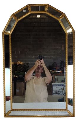 un homme se prenant en photo dans un miroir