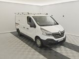 la photo d'une camionnette blanche garée dans un garage