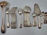 beaucoup de cuillères et de fourchettes en argent sur la table