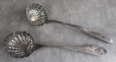 deux cuillères posées sur une table