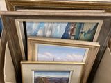 une boîte remplie d'œuvres d'art encadrées, exposées dans un magasin