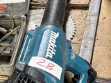 de nombreux outils posés ensemble sur une table