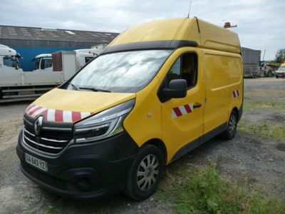 une camionnette jaune garée dans un parking