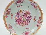 une assiette avec un motif floral sur un support