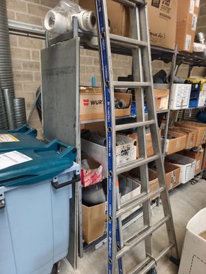 une échelle adossée au mur d'une pièce