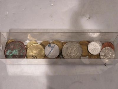 une vitrine contenant de nombreuses pièces de monnaie