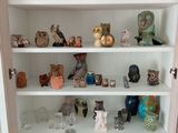 une armoire sur laquelle sont posés de nombreux objets divers