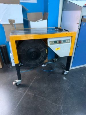 une machine posée sur le sol d'une pièce