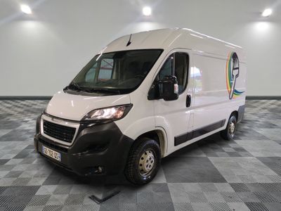 la camionnette blanche est garée sur le sol en damier d'une pièce