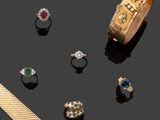 une collection de bijoux comprenant des bagues, des bracelets et des bagues