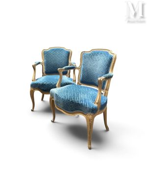 une paire de fauteuils rembourrés bleus sur fond blanc