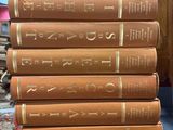 plusieurs vieux livres empilés les uns sur les autres sur un tapis