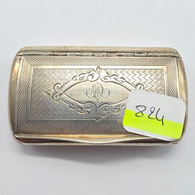 une petite boîte en argent sur laquelle est collé un autocollant
