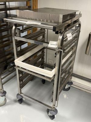 un chariot en métal sur lequel est posé un plateau de nourriture
