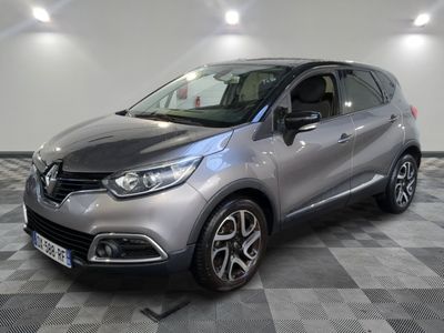 la voiture grise est garée dans le garage sur le sol en damier