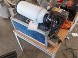 une machine posée sur une table