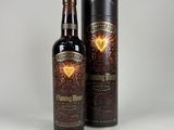 une bouteille de whisky posée sur une table à côté d'un coffret