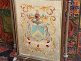 une photo d'une photo d'un blason exposé