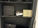 une armoire sur laquelle sont posés tout un tas d'appareils électroniques