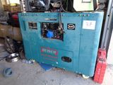 un générateur bleu qui se trouve dans un garage