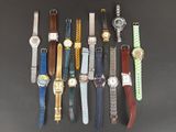 un grand nombre de montres posées sur une table