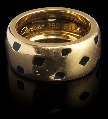 une bague en or jaune 18 carats sertie de diamants noirs