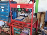 un chariot de chantier rouge sur lequel se trouvent de nombreux outils
