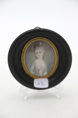 une petite photo d'un bébé dans un cadre noir