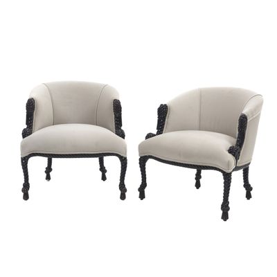 une paire de fauteuils rembourrés noirs et blancs