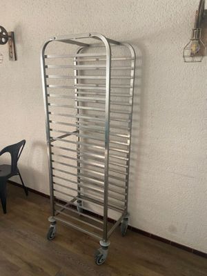 une étagère métallique sur laquelle sont posés plusieurs plateaux