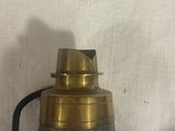 gros plan d'une lampe en laiton et noir sur fond blanc
