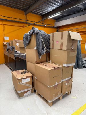 de nombreux cartons empilés les uns sur les autres dans un entrepôt