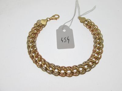 gros plan d'un bracelet en chaîne en or avec une étiquette de prix