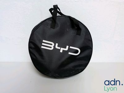 un gros plan d'un sac orné d'un logo
