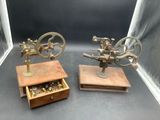 deux petites machines exposées dans une vitrine