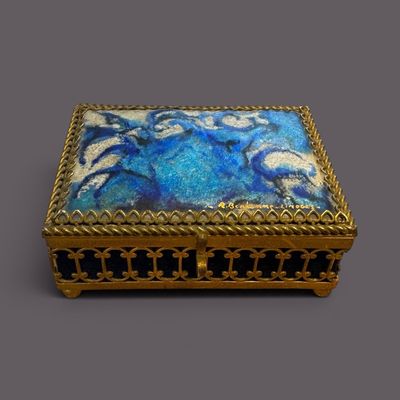 une image représentant une boîte bleue et dorée ornée de fleurs