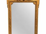 un miroir à cadre doré sur fond blanc, avec un fond blanc